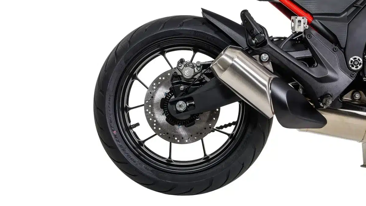 Hinterrad, Scheibenbremse und Auspuff der JAWA JD 750 Retro im Detail