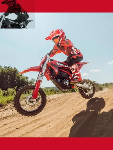 Kind fährt die GASGAS MC-E 5 auf einem sandigen Motocross-Track bei Sonnenschein