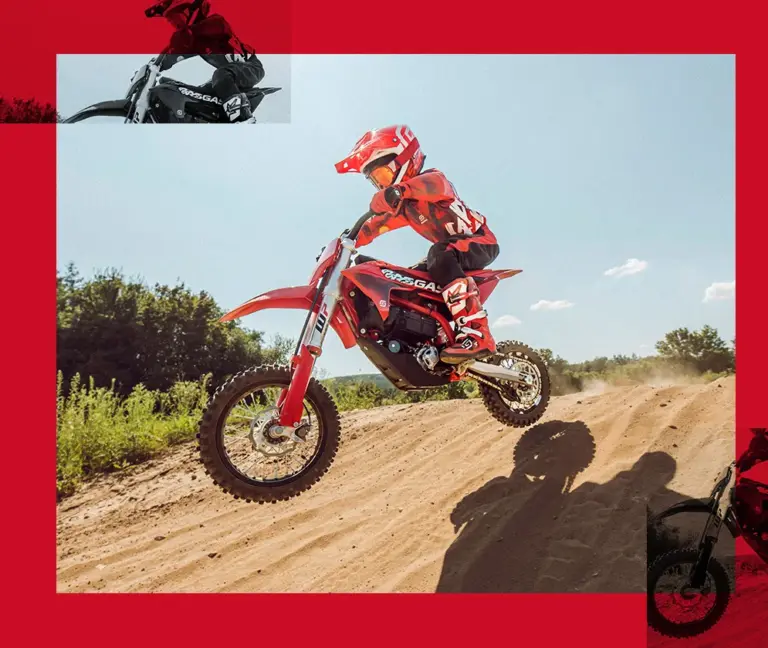 Kind fährt die GASGAS MC-E 5 auf einem sandigen Motocross-Track bei Sonnenschein