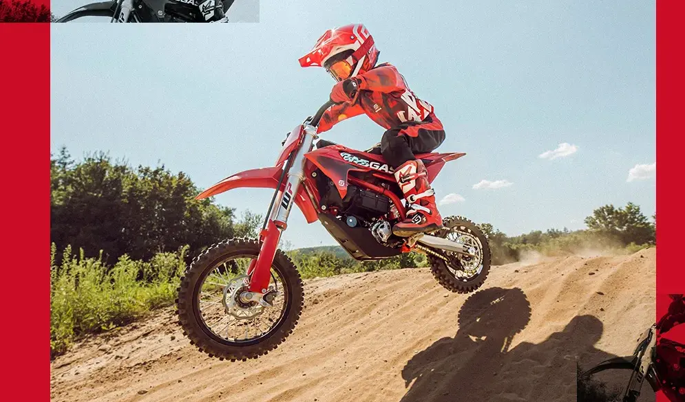 Kind fährt die GASGAS MC-E 5 auf einem sandigen Motocross-Track bei Sonnenschein