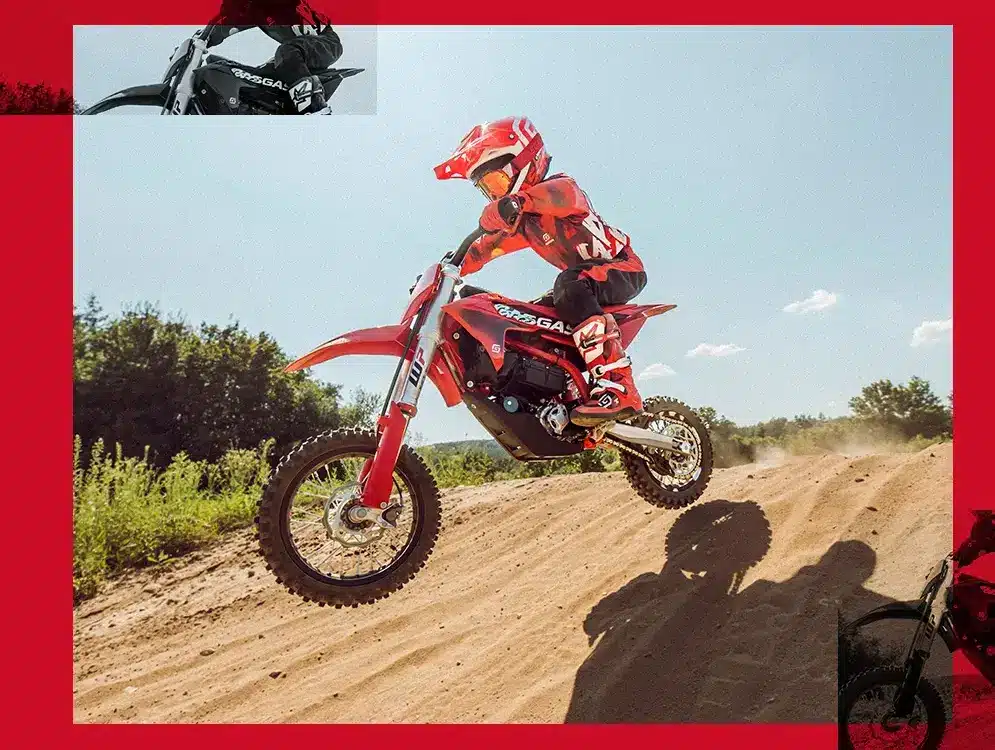 Kind fährt die GASGAS MC-E 5 auf einem sandigen Motocross-Track bei Sonnenschein