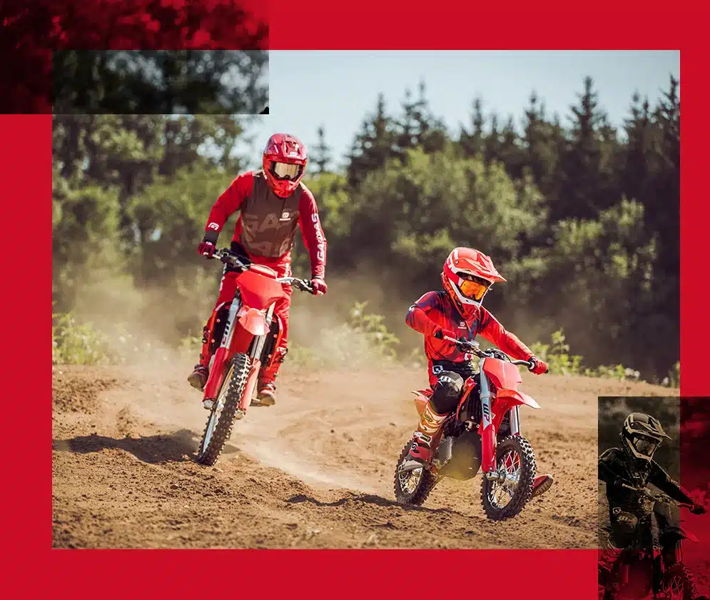 Zwei Fahrer auf einer Motocross-Strecke, einer davon auf der GASGAS MC-E 5, im Gelände unterwegs.