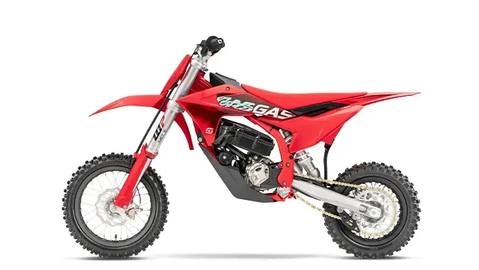 Seitliche Ansicht der GASGAS MC-E 5, dem elektrischen Motocross-Dirtbike für Kinder, auf weißem Hintergrund.
