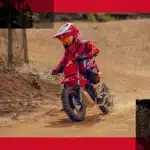 Kind auf GASGAS MC-E 2 2025 Elektro-Kindermotorrad bei einer Geländefahrt