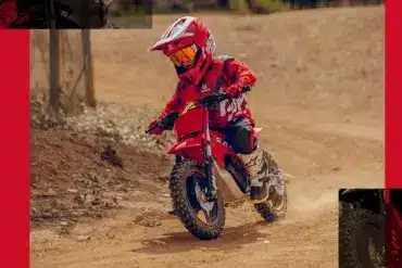 Kind auf GASGAS MC-E 2 2025 Elektro-Kindermotorrad bei einer Geländefahrt