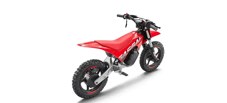 Seitenansicht des GASGAS MC-E 2 2025 Elektromotorrads für Kinder, rote Farbe, Offroad-Bereifung.