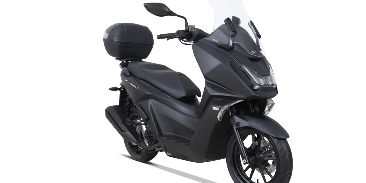 KYMCO Sky Town 125i ABS in dunkler Lackierung mit Topcase und Windschild, seitliche Frontansicht