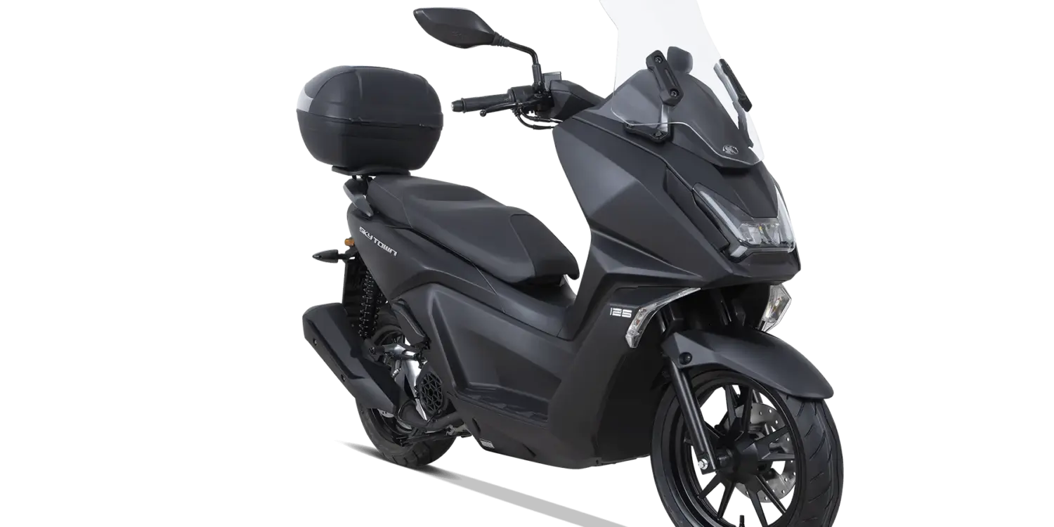 KYMCO Sky Town 125i ABS in dunkler Lackierung mit Topcase und Windschild, seitliche Frontansicht