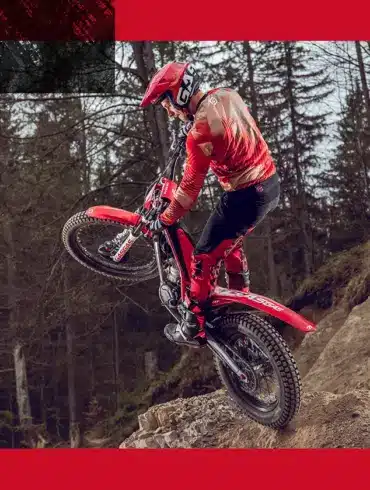 Trialfahrer auf einer GASGAS TXT RACING 250 2025 beim Überwinden eines Hindernisses im Gelände.