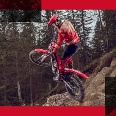 Trialfahrer auf einer GASGAS TXT RACING 250 2025 beim Überwinden eines Hindernisses im Gelände.