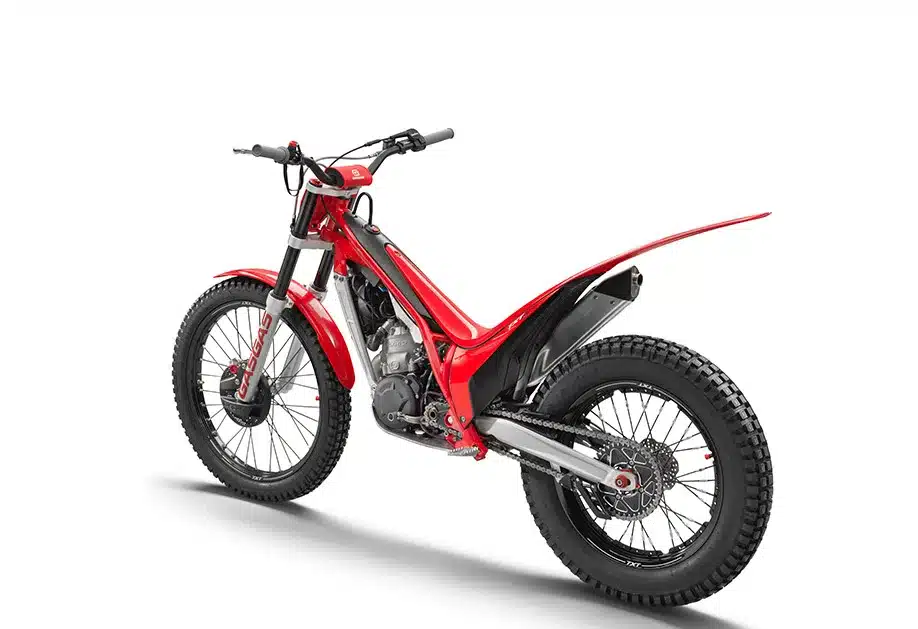 GASGAS TXT RACING 250 2025 Trail-Motorrad in Rot von schräg hinten fotografiert