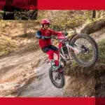 GasGas TXT RACING 125 Trial-Motorrad bei einer steilen Geländefahrt