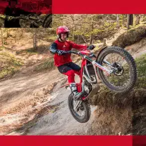 GasGas TXT RACING 125 Trial-Motorrad bei einer steilen Geländefahrt