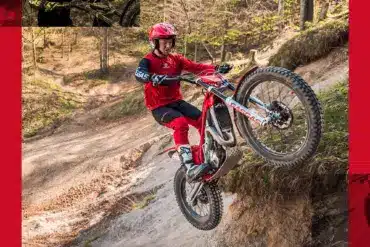 GasGas TXT RACING 125 Trial-Motorrad bei einer steilen Geländefahrt