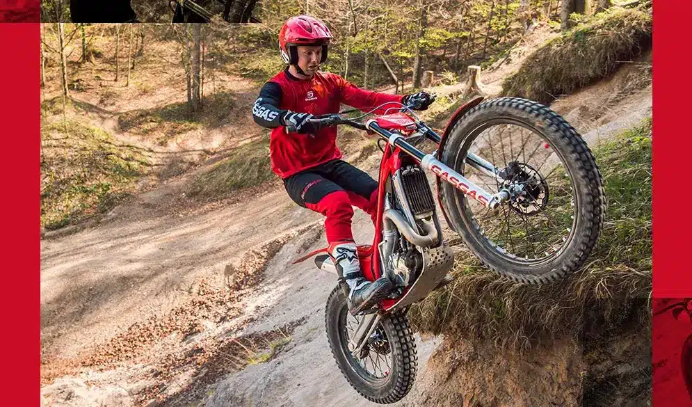 GasGas TXT RACING 125 Trial-Motorrad bei einer steilen Geländefahrt