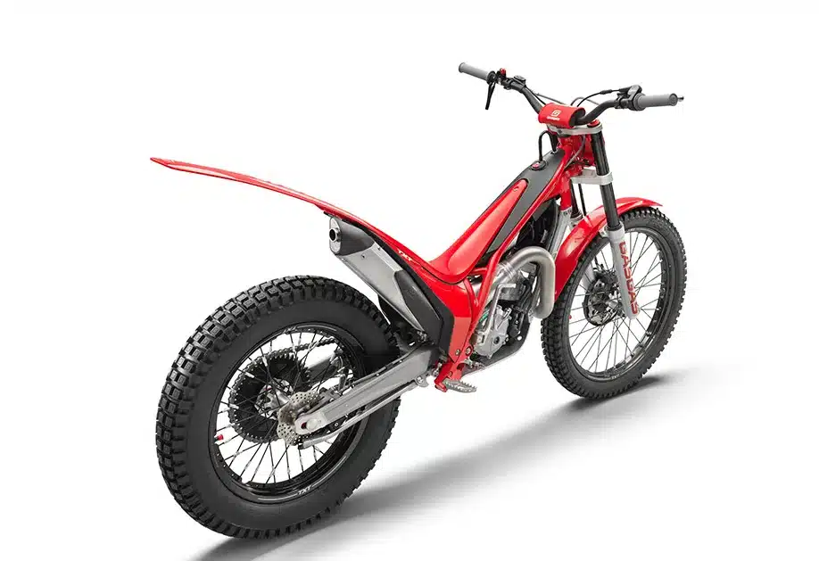GasGas TXT RACING 125, Modell 2025, Ansicht schräg von hinten rechts, Trial-Motorrad mit schlanker, roter Karosserie