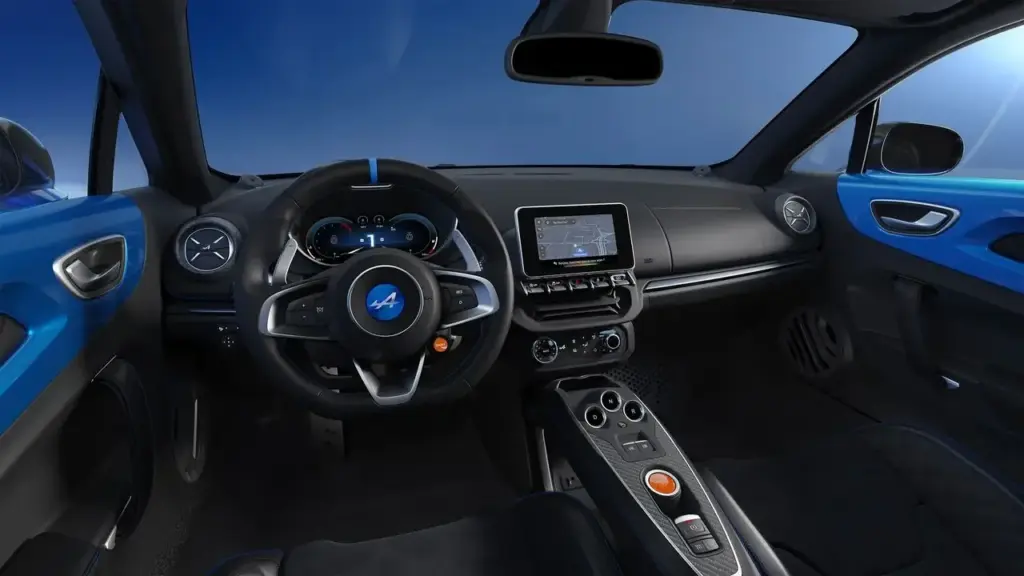 Cockpit und Innenraum des Alpine A110 mit Lenkrad, Digitalanzeigen und Multimedia-System