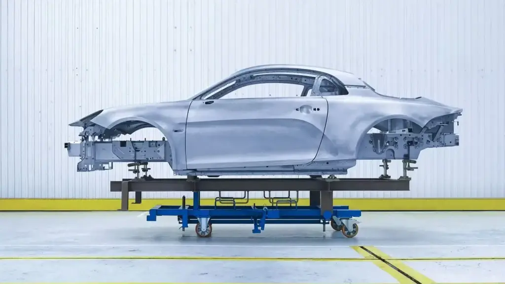 Aluminiumkarosserie eines Alpine A110 Coupés auf Montagewagen in Werkshalle