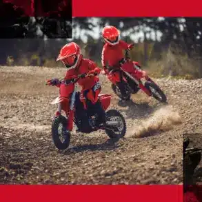 Zwei Kinder fahren die rote GASGAS MC-E 3 2024 auf einer Offroad-Strecke.