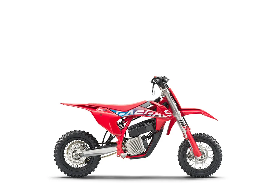 Seitliche Ansicht der GASGAS MC-E 3 2024, eines roten elektrischen Offroad-Motorrads für Kinder und Jugendliche, mit blauem Akzent und robustem Rahmen.