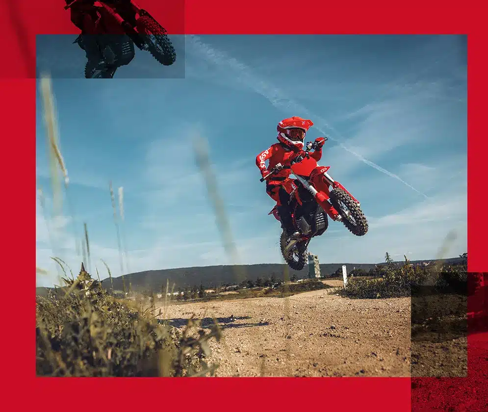 Kind fährt GASGAS MC-E 3 2024 Motocross-Motorrad springend auf einer Offroad-Piste