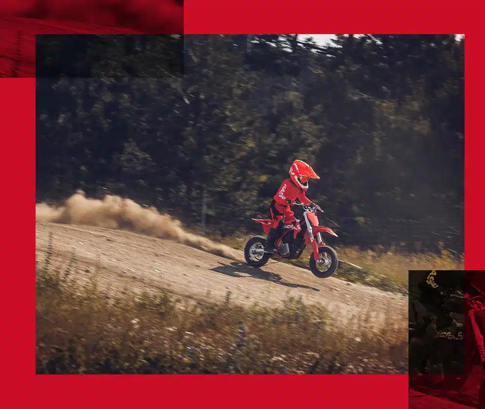 Kind fährt die GASGAS MC-E 3 2024, ein elektrisches Offroad-Motorrad, auf einer naturbelassenen Motocross-Strecke.