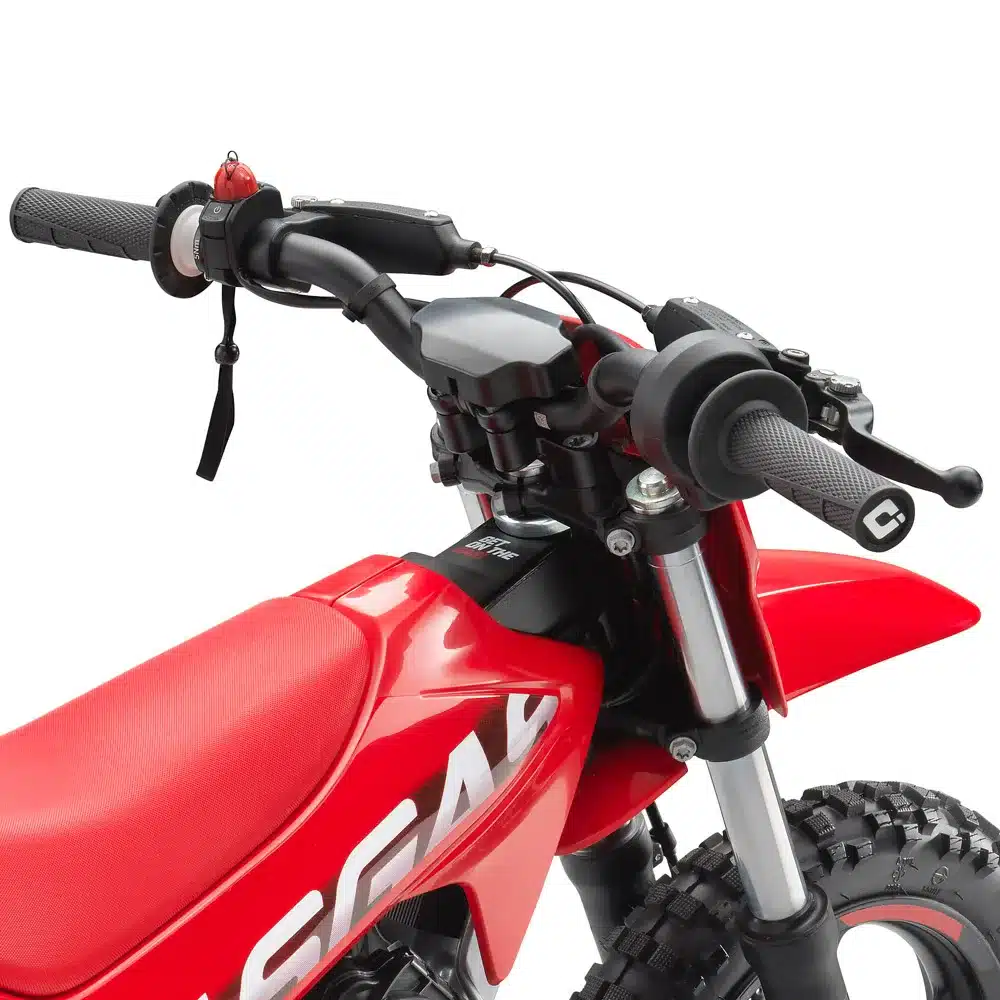 Lenkerbereich des roten GasGas MC-E 2 Elektromotorrads für Kinder mit Sicherheitsleine und schmalen Griffen