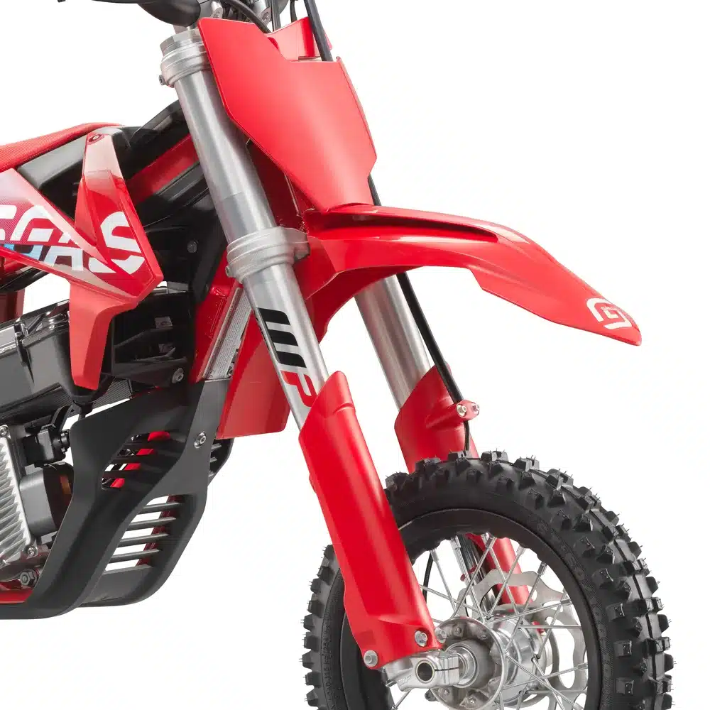 Nahaufnahme der Vordergabel und des Vorderrads der GASGAS MC-E 3, Elektro-Kinder-Crossbike