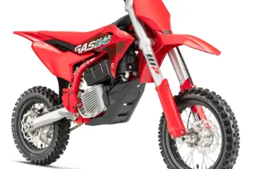 GASGAS MC-E 5 2025 Elektromotocross in Rot, seitliche Ansicht auf weißem Hintergrund