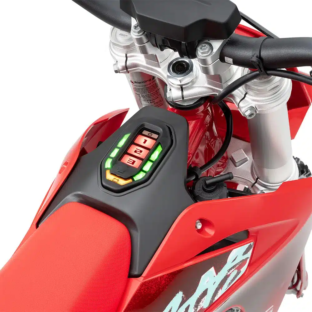 Digitales Fahrmodi-Display und Cockpit einer GASGAS MC-E 5 2025 aus der Nähe.
