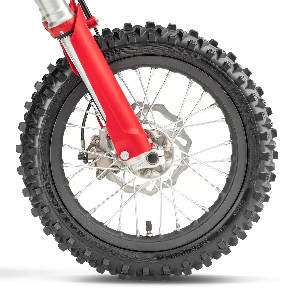 Vorderrad mit MAXXIS-Stollenreifen und hydraulischer Scheibenbremse der GASGAS MC-E 5 2025