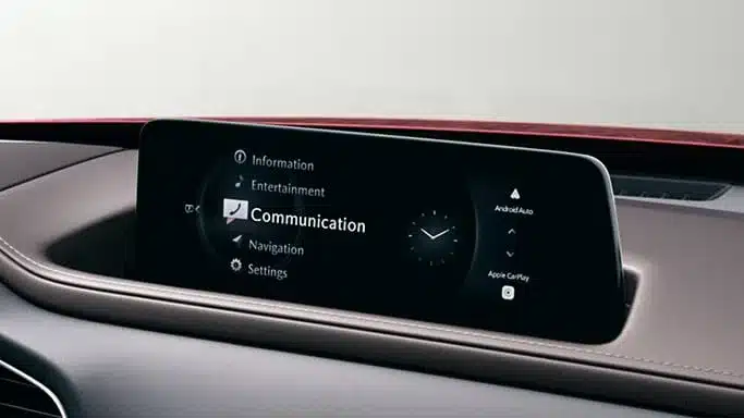 Detailansicht des 10,25-Zoll-Infotainment-Displays im Mazda CX-30 mit Bedienmenü.