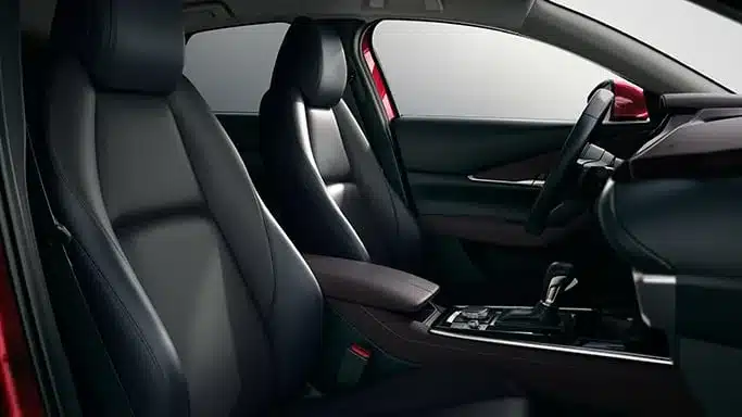 Vordersitze und Armaturenbrett eines Mazda CX-30 mit hochwertiger Verarbeitung