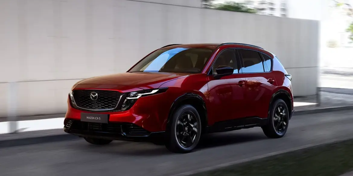 Roter Mazda CX-5 der dritten Generation fährt auf einer städtischen Straße