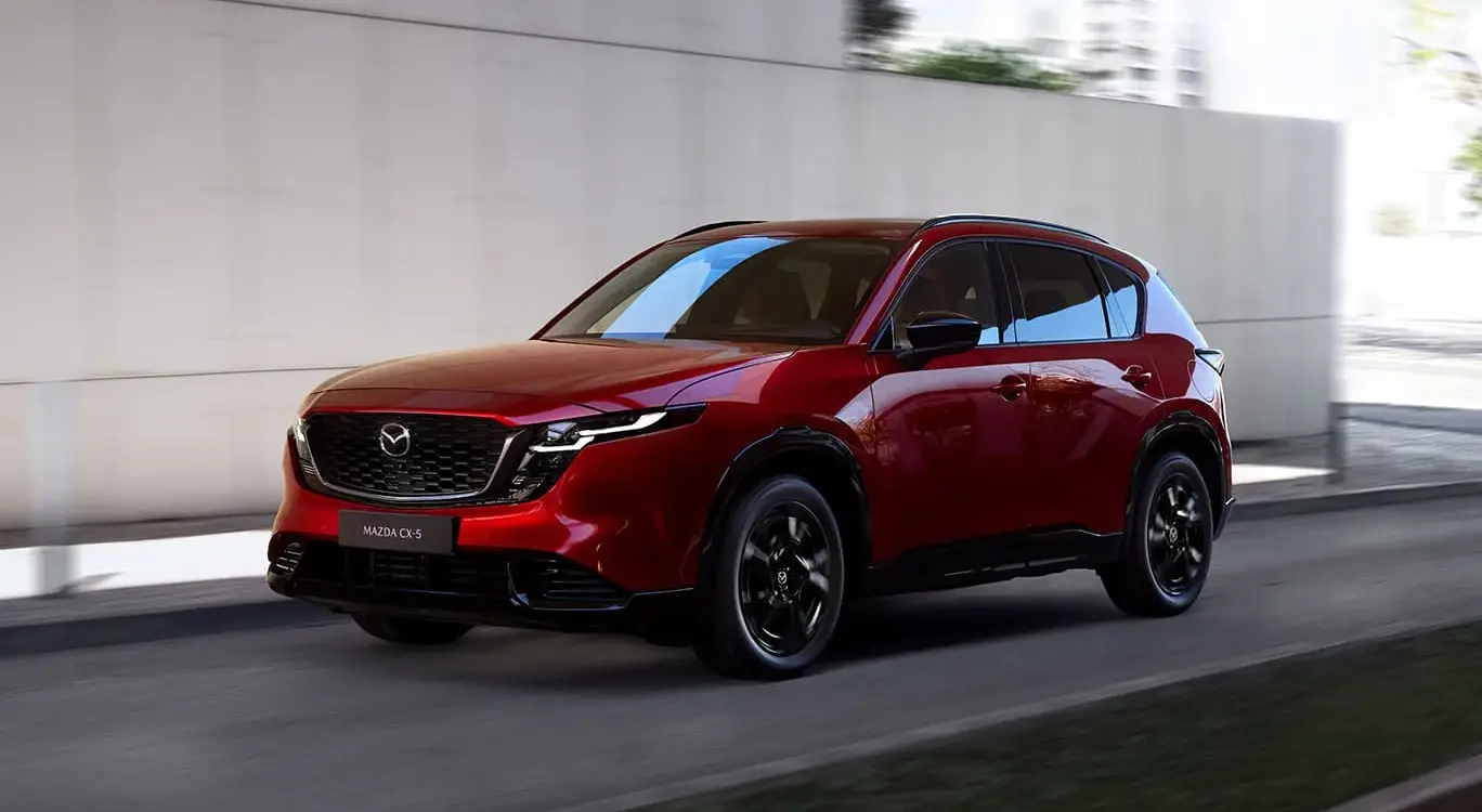 Roter Mazda CX-5 der dritten Generation fährt auf einer städtischen Straße