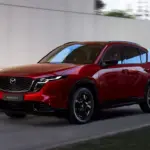 Roter Mazda CX-5 der dritten Generation fährt auf einer städtischen Straße