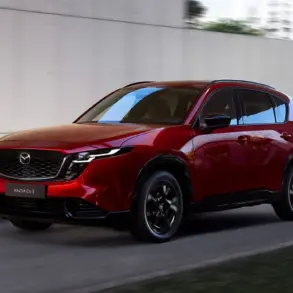 Roter Mazda CX-5 der dritten Generation fährt auf einer städtischen Straße