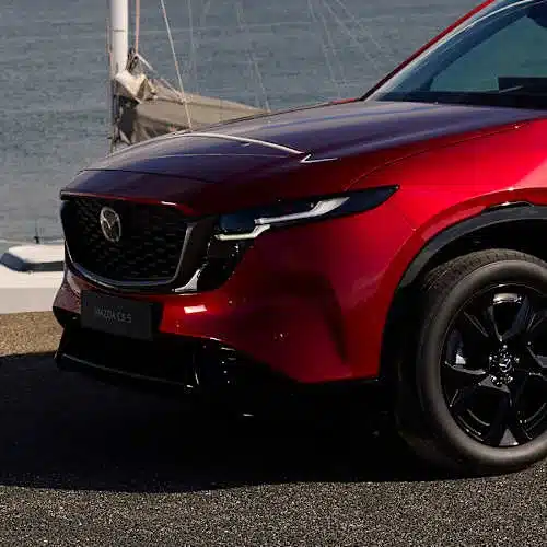 Roter Mazda CX-5 der dritten Generation, Frontansicht, stehend am Hafen