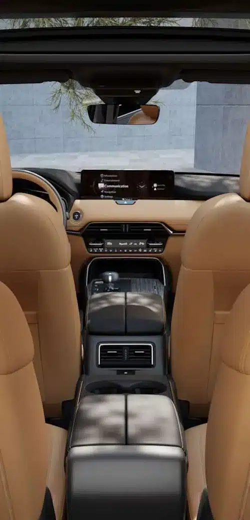 Innenaufnahme des Mazda CX-80, Blick von hinten auf das Cockpit mit Nappaleder und Infotainmentsystem
