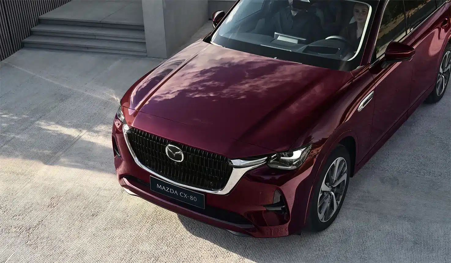 Der Mazda CX-80 in Rot aus schräger Vogelperspektive, Fokus auf Frontpartie und Kühlergrill