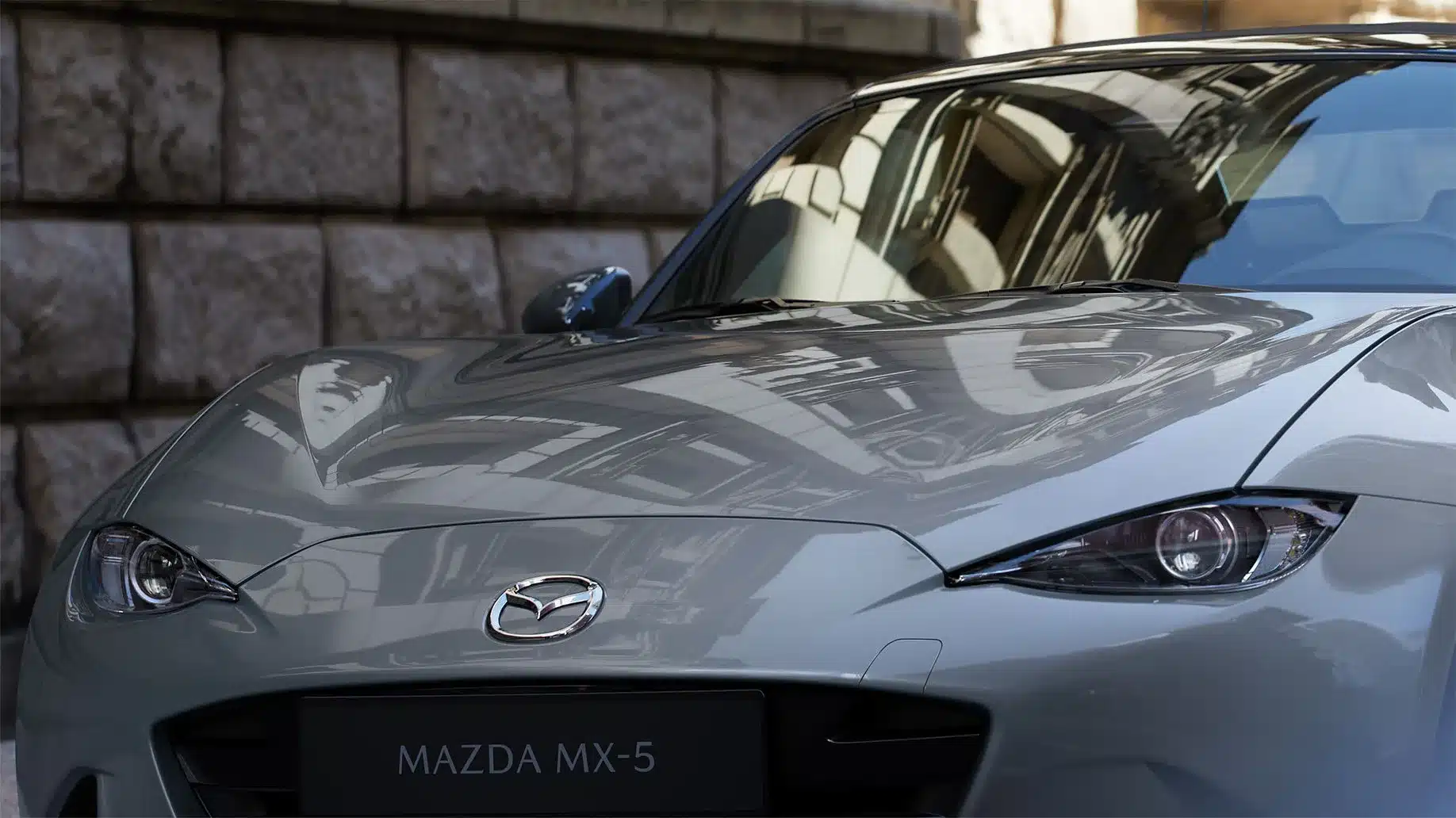 Mazda MX-5 2024 in Aero Grey Metallic, Nahaufnahme der Front mit LED-Scheinwerfern