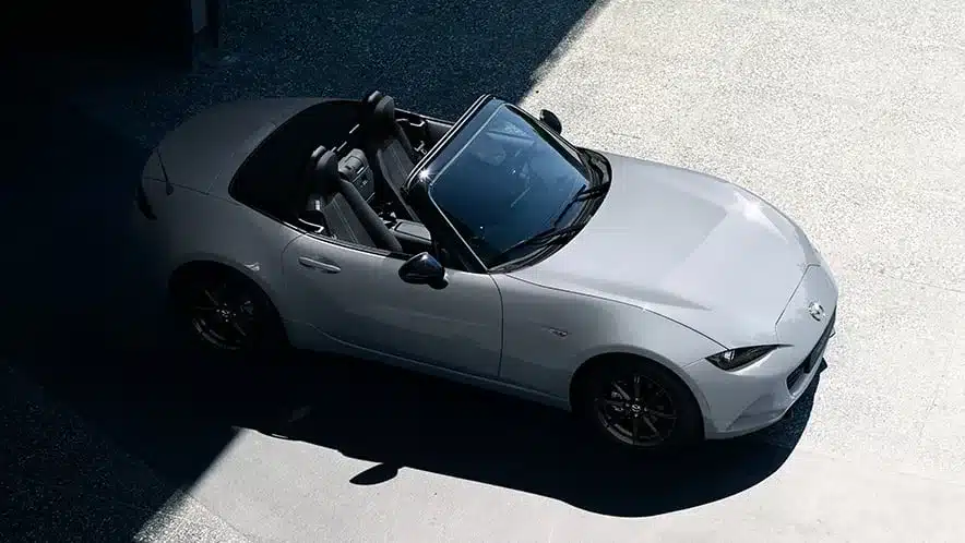 Mazda MX-5 2024 als offener Roadster in Aero Grey Metallic, fotografiert von oben