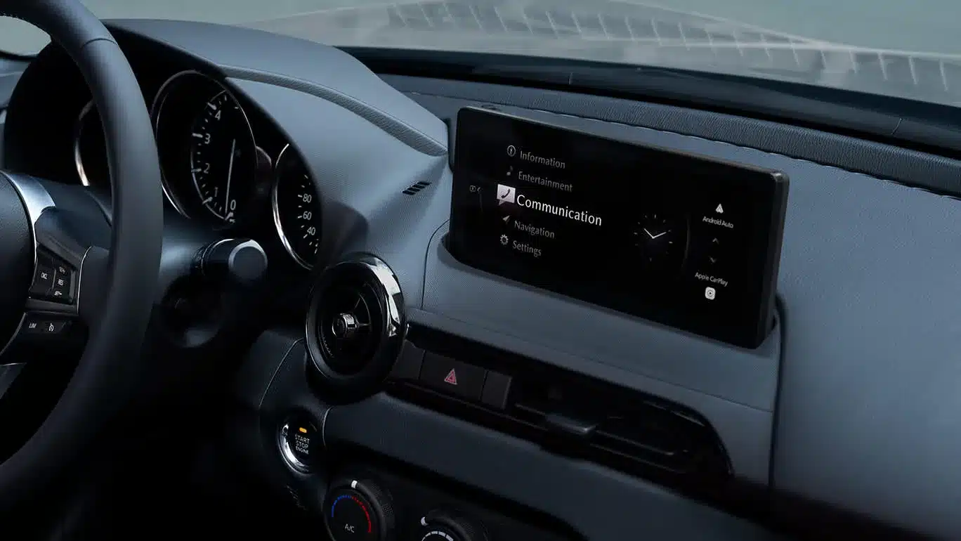 Detailaufnahme des Armaturenbretts und Infotainment-Displays im Mazda MX-5 RF