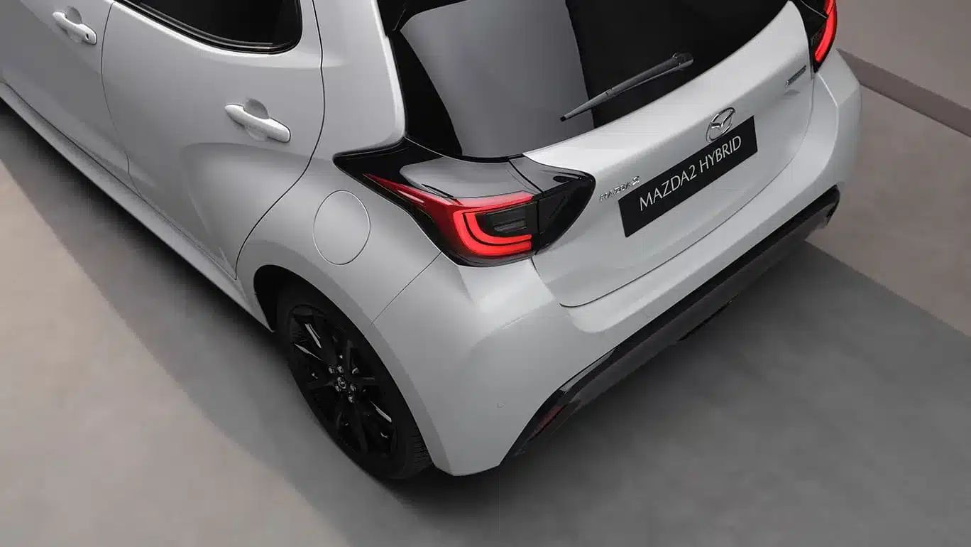 Heckansicht des Mazda2 Hybrid 2024 in Weiß mit auffälligen LED-Rückleuchten und dem Mazda2 Hybrid-Schriftzug.