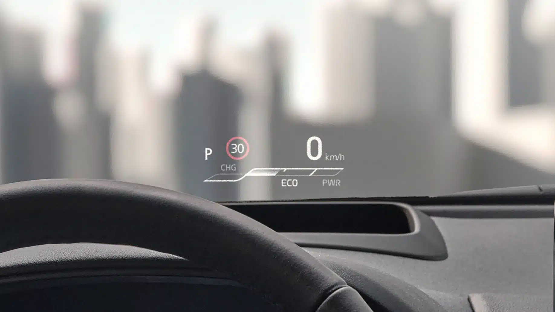 Head-up-Display mit Fahrdaten im Mazda2 Hybrid 2024, aufgenommen aus Fahrerperspektive.