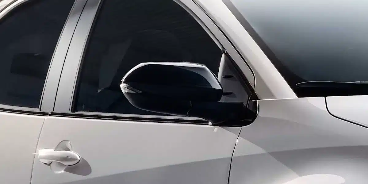 Detailaufnahme des schwarzen Außenspiegels und Türbereichs am Mazda2 Hybrid 2024