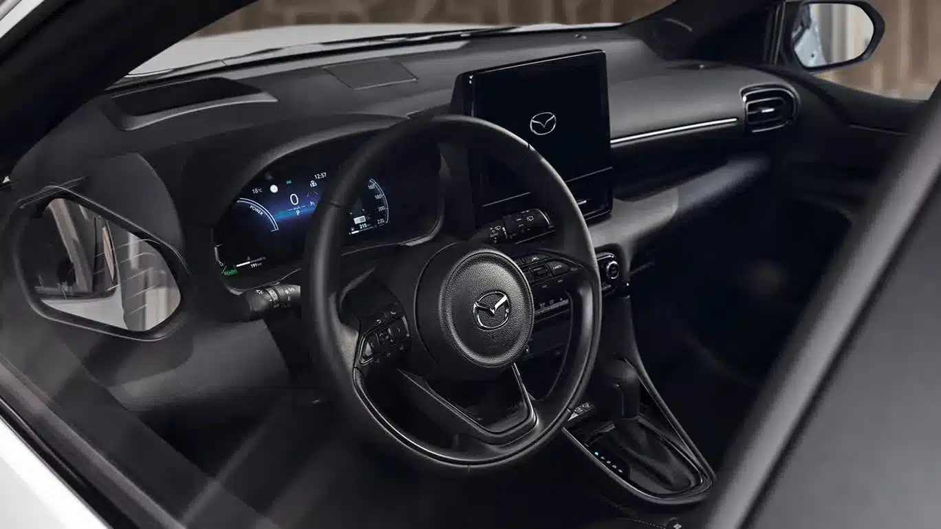 Blick auf das Cockpit und den Innenraum des Mazda2 Hybrid 2024