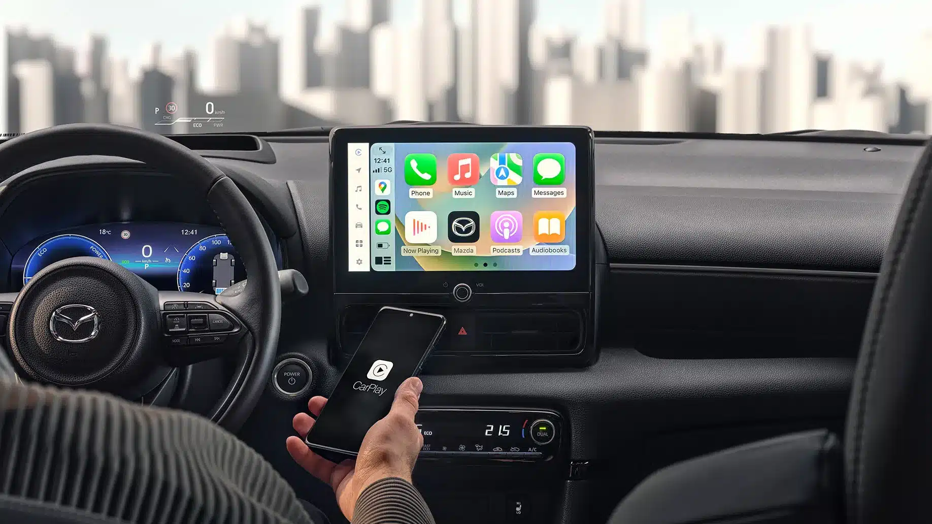 Innenraum des Mazda2 Hybrid 2024 mit Blick auf Lenkrad, digitales Kombiinstrument und zentrales Touchdisplay mit Apple CarPlay