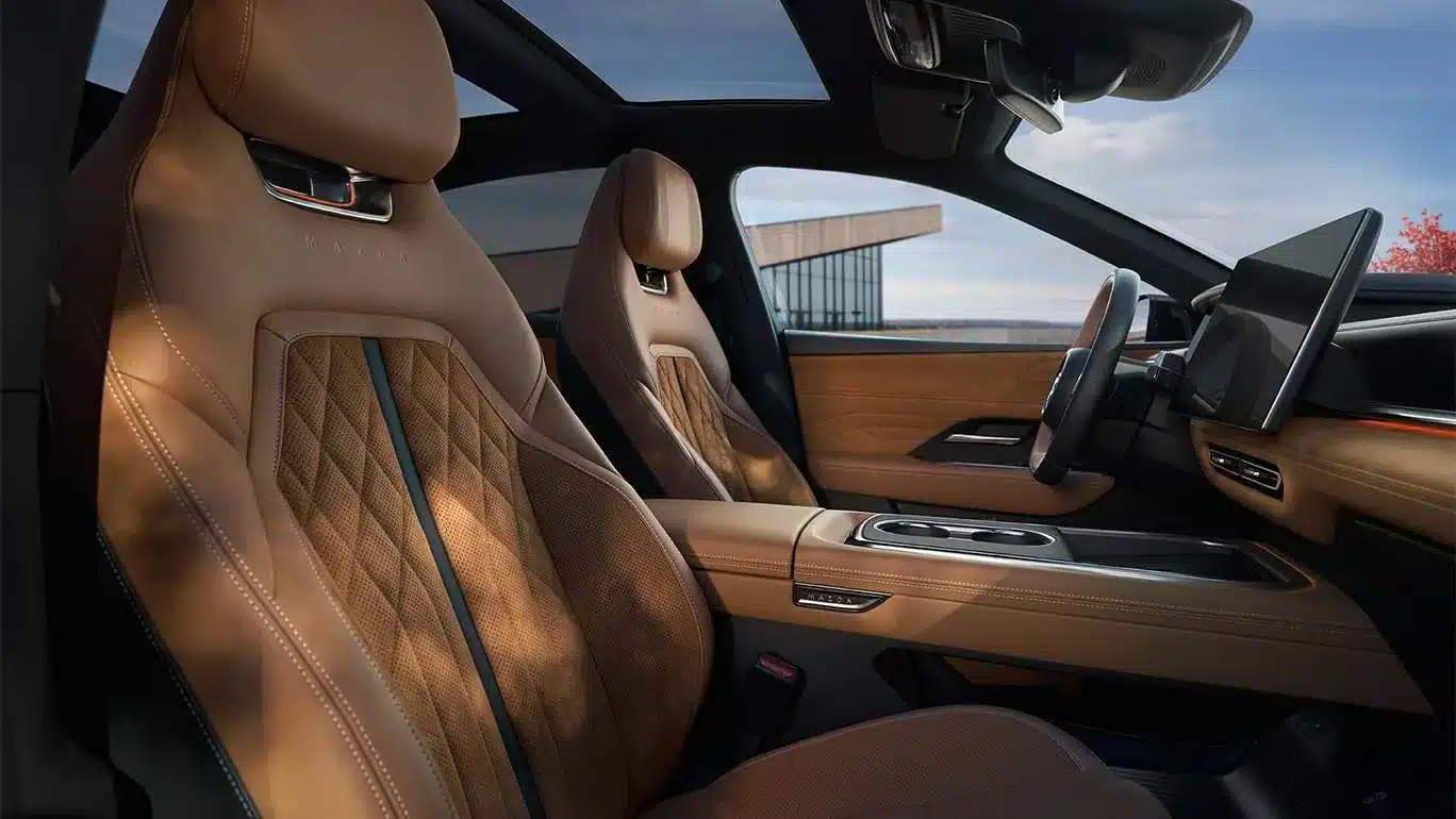 Moderner Innenraum des Mazda6e mit braunen Ledersitzen, großem Touchscreen und Panorama-Glasdach.