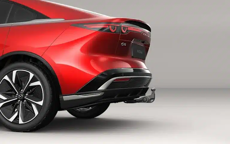 Heckansicht eines roten Mazda6e mit Anhängerkupplung, modernes Rückleuchtendesign